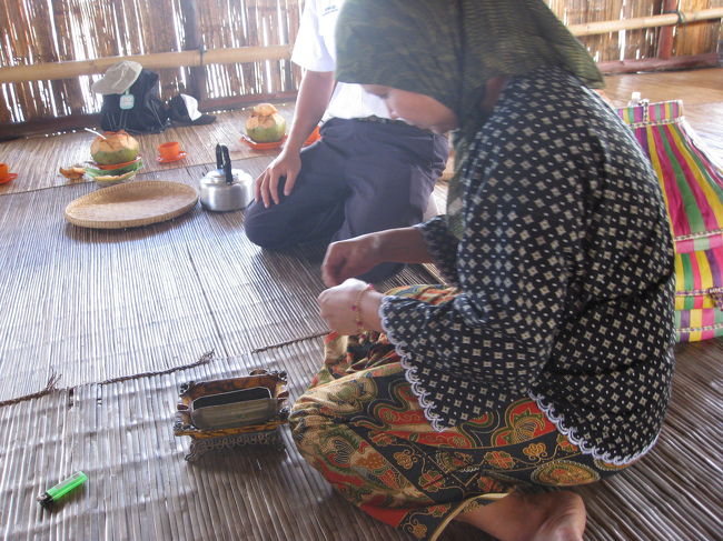 巻きタバコ実演中