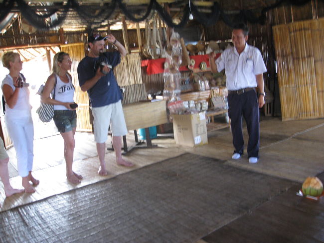 水上生活者の家（観光用）の中