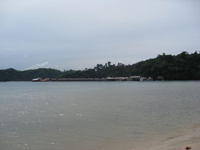 ガヤ島の水上コテージ