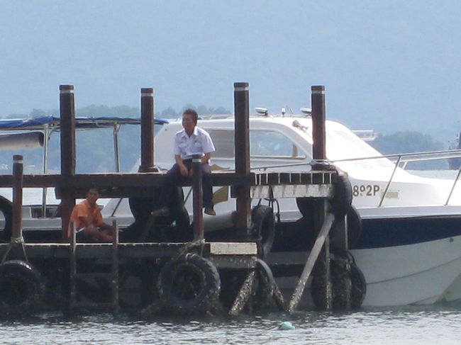 このボートでガヤ島へ<br />桟橋に座っているのはガイドさん。<br />マングローブと水上生活者の村へのリバークルーズでもお世話になりました。<br />「ジャパネットた○た」の人みたいに特徴のある高い声ですが、とてもいい方です。<br />