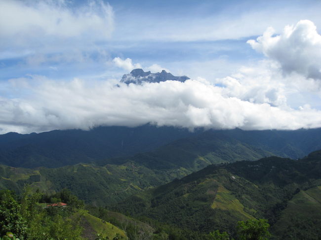 タクシーをチャーターしてキナバル公園へ<br />途中の展望台からキナバル山を臨む