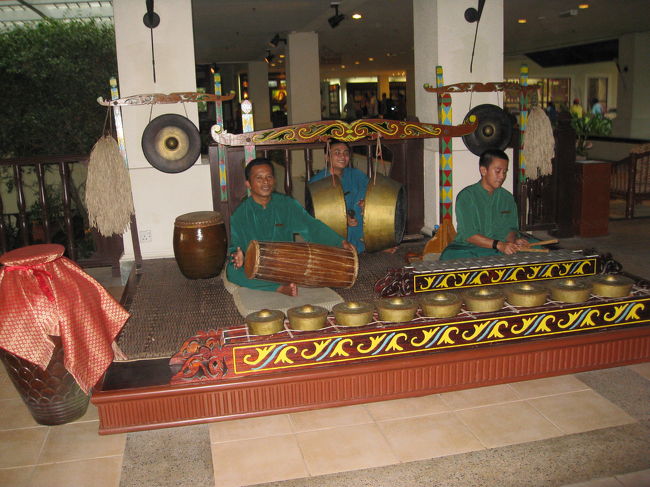 ラサリアのロビーでの演奏中