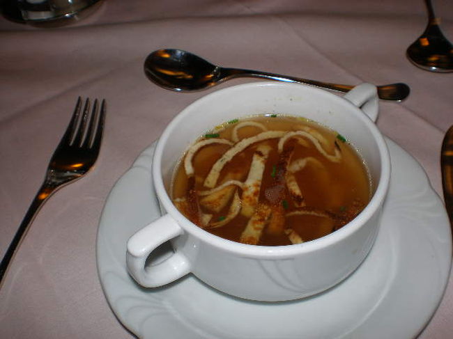 ランチ<br />クレープみたいなんが入っコンソメスープ