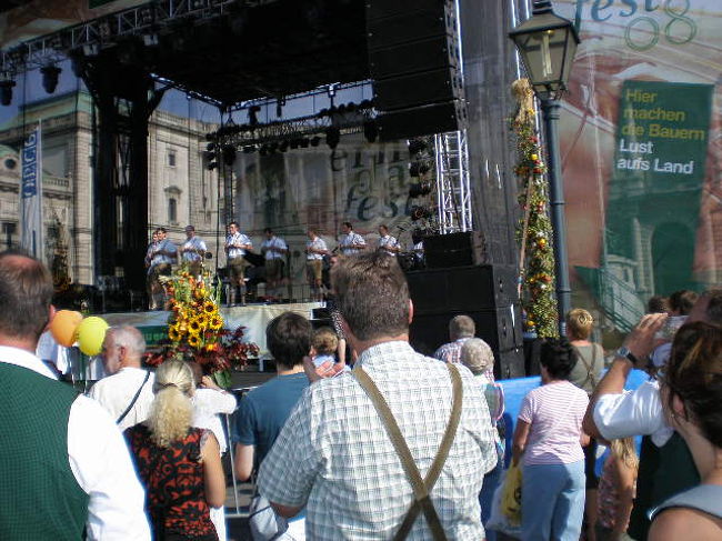 英雄広場で収穫祭をしていました