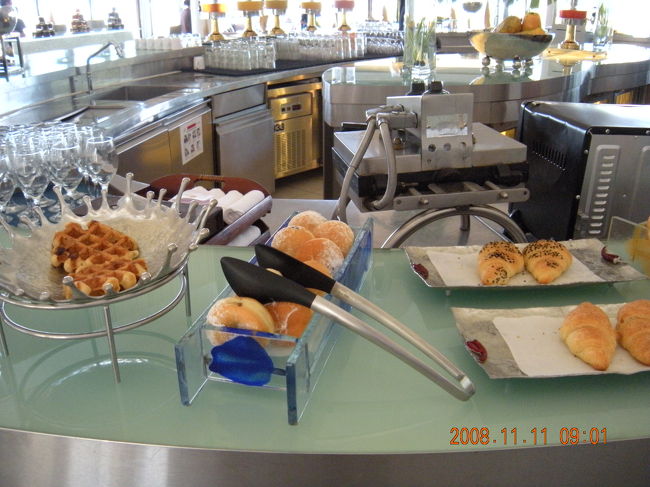 ラサリアの朝食<br /><br />パンの種類は沢山あって、<br />小ぶりなんだけど、<br />全部は味見できませんでした。