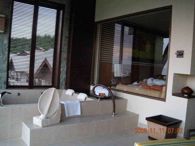 ラサリア<br />ベランダのお風呂<br />家族で入ってもまだ余裕のスペース！<br />豪華だが、水がもったいないなぁ〜。