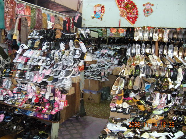 市場の２階靴売り場（値段がついていない。言い値なので、値切れるが、one borneoで似たようなものが安く売られている）