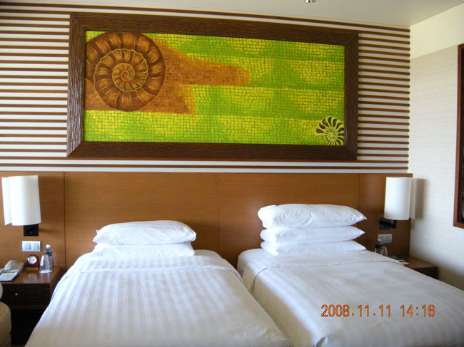 ラサリアの部屋<br /><br />子どもとベットをシェアすると窮屈だし、寝返りを打つにも気を使う。一人で寝ても枕が違うと１日目はたいていの場合あまり良く眠れない。<br />しかし、このベッドではと〜っても良く眠れた。<br />枕や、マットの固さなどが絶妙だったのかな？<br /><br />あと、バスルームのロキシタンのせっけんは夢のように<br />良い香りでした。