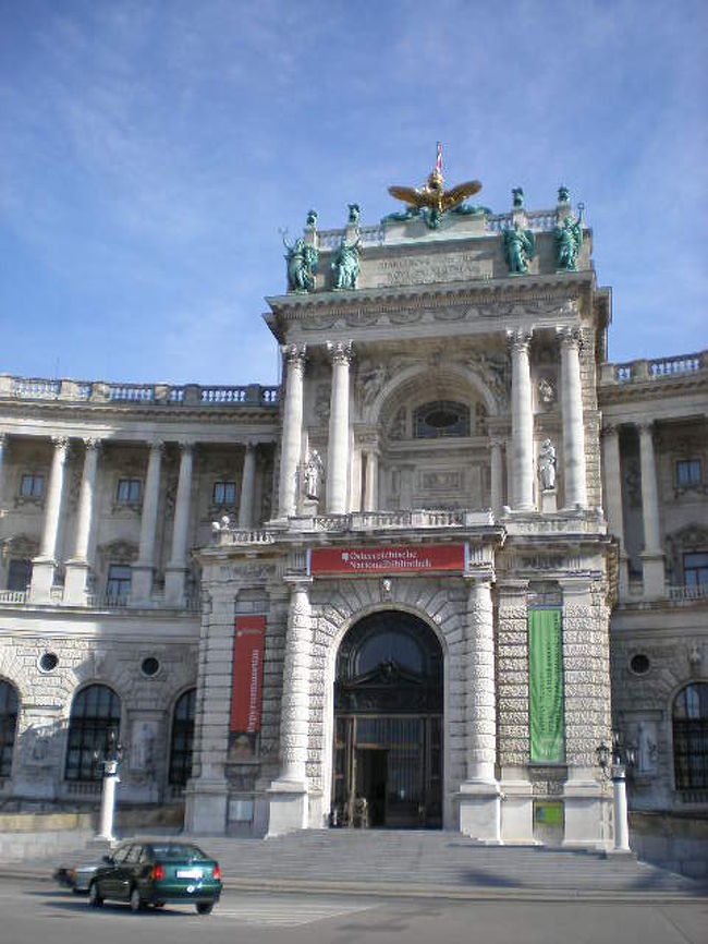 新王宮。地図ではつながっているようだから中は繋がっているかも・・・目的地はシシィ・ミュージアム。甘かった建物は別。あまりの暑さに判断力もなくなって・