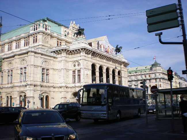 オペラ座。時間指定のツアーのため、中は見られませんでした。