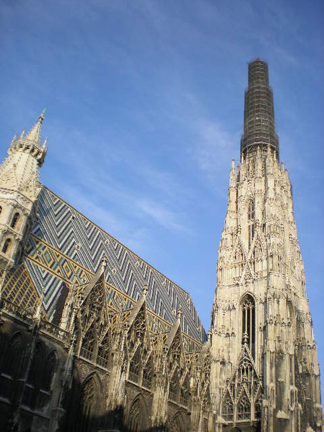 シュテファン寺院<br />とてもにぎやかな広場の中に立っていました<br />