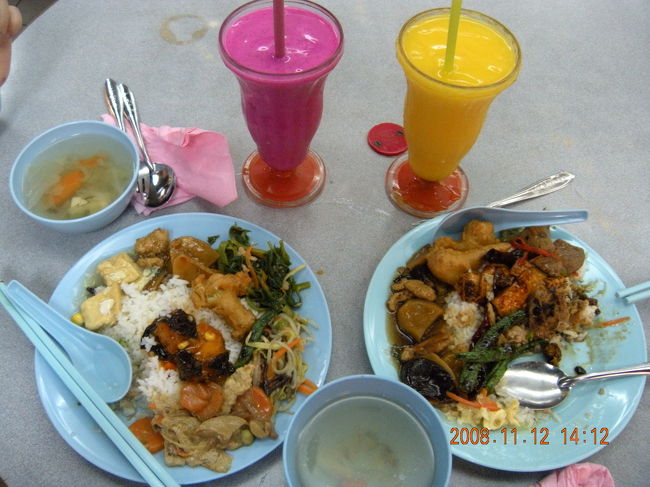 センターポイントの地下で地元の人に混じって食事<br />一番長い列に並びました。<br />一皿５リンギ<br />皿に好きなものを載せられるだけ<br />メニューはベジタリアン。<br />見た目は？だが、味はgood!