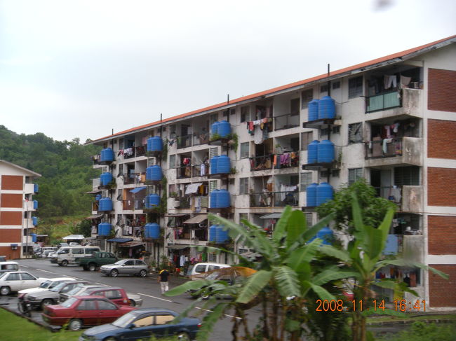 雨水タンクは各家庭に設置が義務づけられているそうです。（タクシーの運転手さん談）<br />我が家でも雨水タンク貯金をしています。<br />まだ設置していないけど、今年中にはなんとか・・・