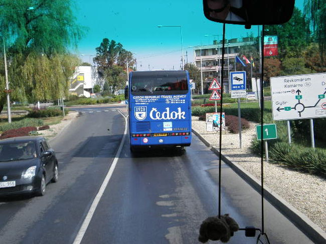 同じコースのバスが前をはしっていました。私たちの移動のバスも同型