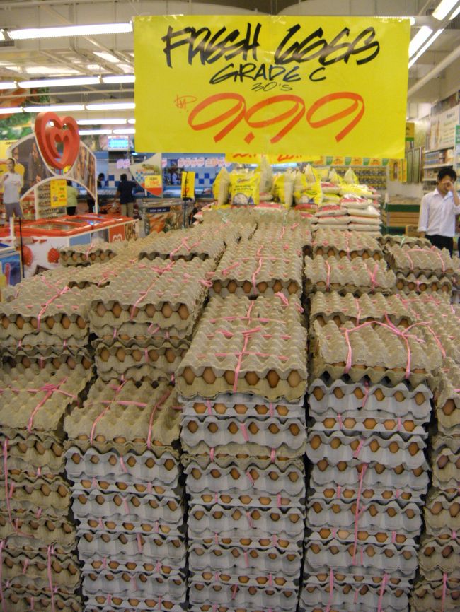 one borneo内スーパーﾏｰｹｯﾄgiantにて<br /><br />日本同様、様々な品が売られているが、<br />子ども用のTシャツには虫食い？のような小さな穴が２つあいているものがあった。（・・・後で気づいたので交換できなかった）<br />雑穀米には、虫がはいっていた。<br />（これはすぐ気づいたので返品（返金）してもらった。）<br /><br />いづれにせよ、日本と同じ品質ではないので、買う時にはじっくりと品定めが必要です。