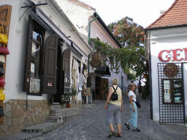 かわいいおみやげ物屋さんが立ち並ぶセンテンドレ