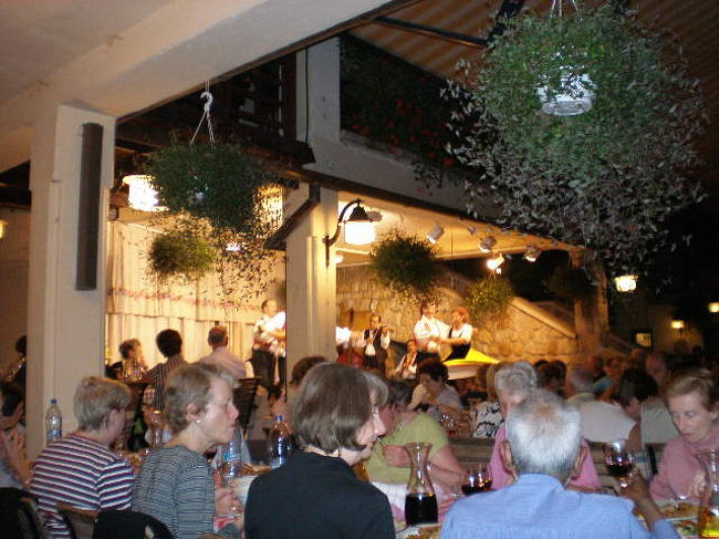 夜、各国観光団の集う？レストランで食事<br />イタリア・ノルウエー・オーストラリア・シンガポール等々