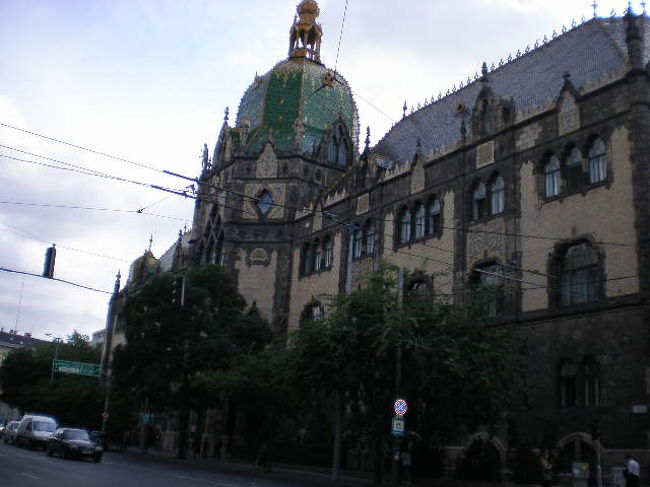 工芸美術館。休館だったので外観だけ<br />街中はどこも古い建造物なので、ちと探すのは大変だったかも。駅からまっすぐいったとこと言われても、道路は結構いりくんでいました