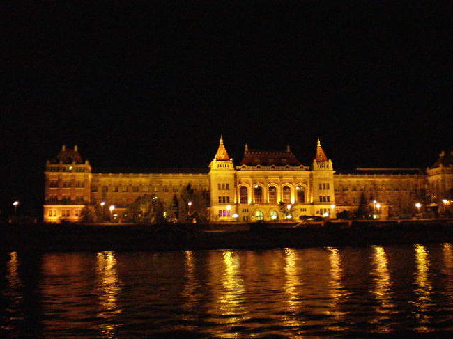 ドナウの真珠<br />ブタペストの夜景です<br />とうとうここにも来ることが出来ました！