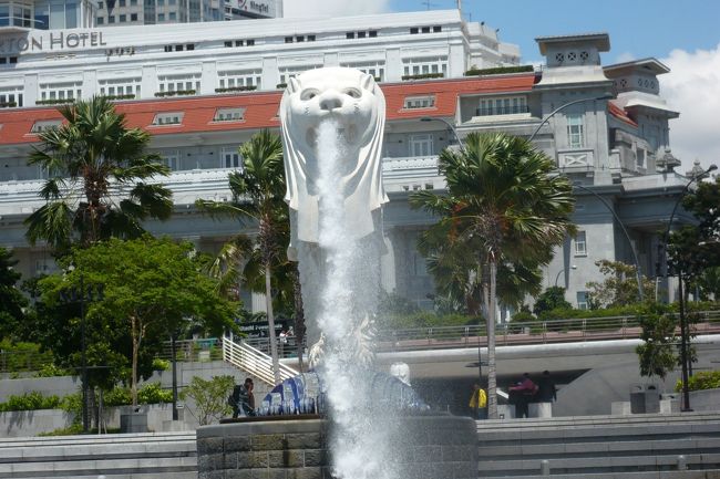 有名なマーライオン。意外としょぼかったです。でもガッカリ度は、ベルギーの小便小僧よりはましです（笑）