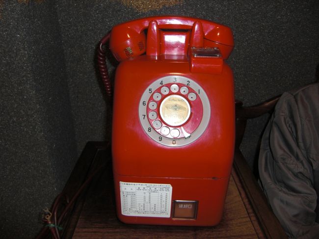 入ると長蛇の列。期待は高まります。入り口近くにはなつかしいタイプの電話。まだ使用されているようです。