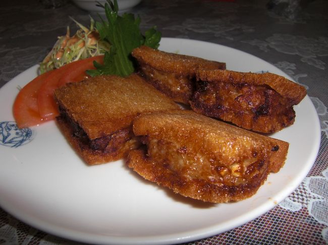 で、うわさの豚と海老の挽肉入り揚げパンとちゃんぽんを頼みます。揚げパンはちょっと油ギッシュですが、これも中国の香りかな。海老の風味がなかなかいい一品です。