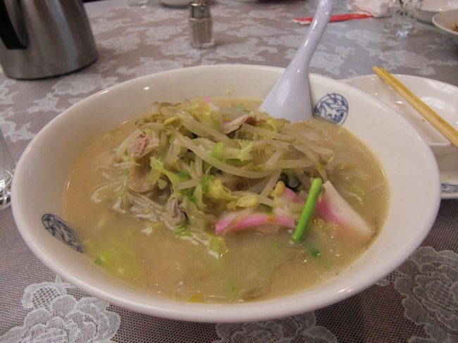 ちゃんぽんがなかなかこない。皿うどんを頼んだ友人が食べ終わって、やっと来た。なんか、店員の対応も冷たい・・・。こんだけ待ったんだから、相当美味しいはず・・・と膨らみすぎた期待を胸に・・・ん、見た目もぱっとしない。具が少ないやろ。味は・・・麺はくたくた、野菜もくたくた。有名店のくせに何たるレベルの低さ。これ今日だけ？がっかりです。