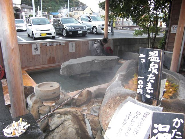 足湯があります。冬の雨に降られ、体もびしょびしょ、ぶるぶる震えていたので、早速入ります。あったかくて気持ちいい〜。もちろん無料。