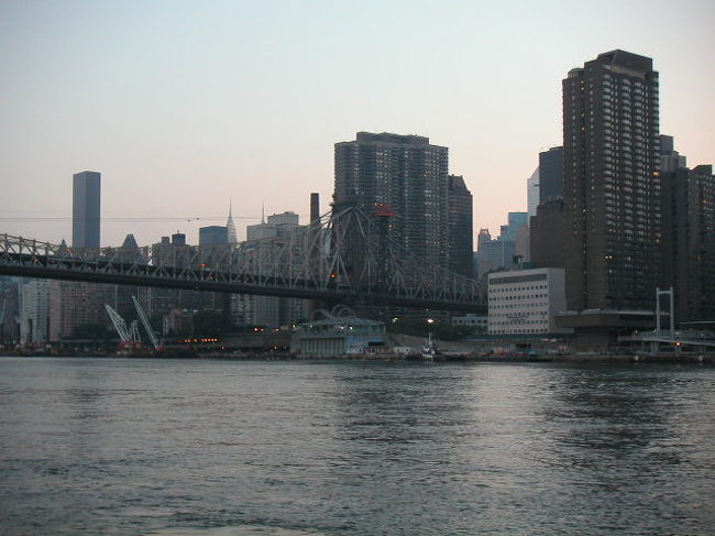 NY到着。JFKから地下鉄で市内へ移動。<br />到着が夕方ということもあり、初日は特に予定を入れず。<br /><br />この旅は、NYにお住まいの方のアパートメントの1室を短期でお借りしました。<br />（部屋探しは、事前にネット掲示板で見つけてコンタクト&amp;交渉済み）