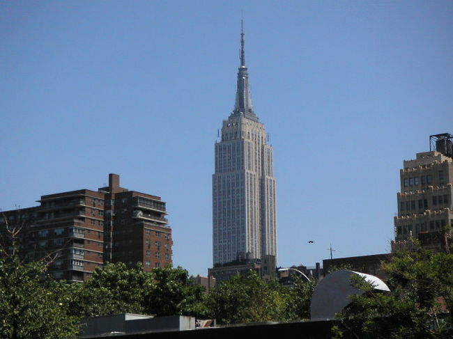 チェルシー地区から見た、エンパイアステートビル。<br /><br />チェルシー地区では、倉庫を改造したギャラリーで、多くのデザイナー達が自分の作品を展示しています。<br />ギャラリー巡りをして過ごすのも、NYの変わった楽しみ方で思い出に残っています。
