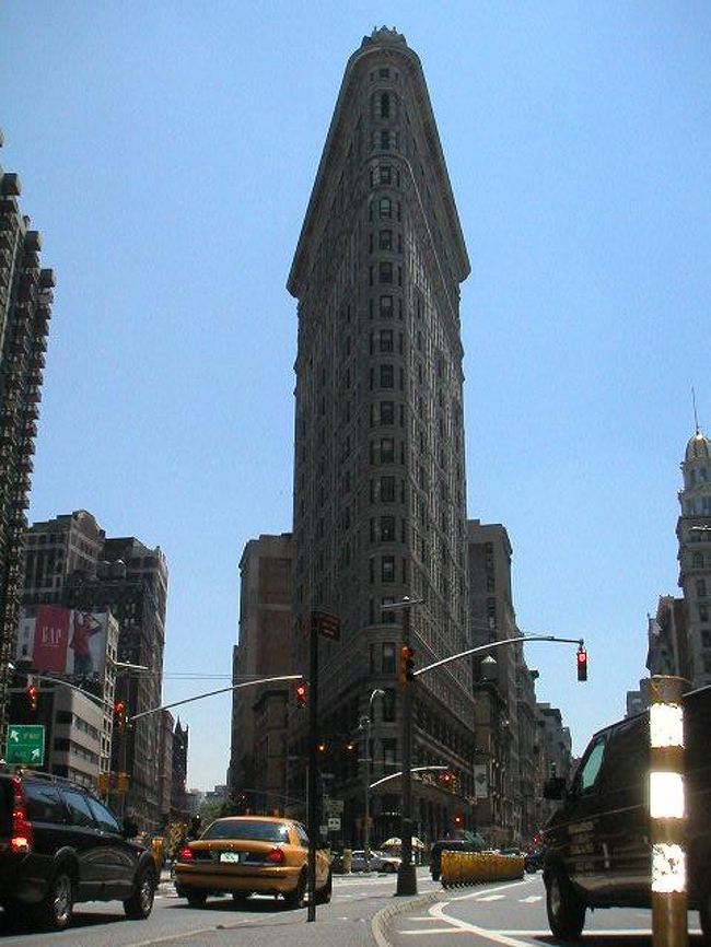 フラットアイアンビル<br /><br />ん〜、確かに細い・・・。