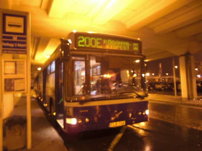 ブダペストに着きました。バスに乗って地下鉄の駅に向かいます。チケットは新聞売り場で買えるとインフォメーションで聞き、探しましたが遠い遠い。あっちこっち走りました。インフォメーションのお兄さんも、もうすこしちゃんと場所教えてよ〜、とブツブツ。結局教えてくれたのは、スパニッシュの観光客。