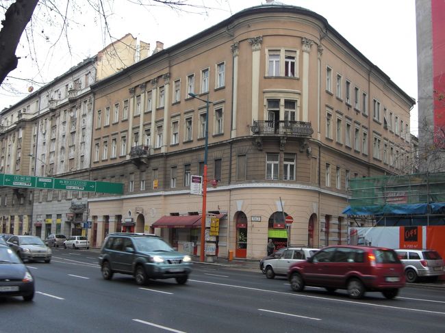 古い建物を補修した建物が多く、ひとつひとつの装飾が凝っています。