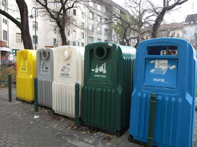 ごみの回収ＢＯＸです。こんなところは日本より進んでいるのかなぁとも思いますが、道に落ちているごみの量はものすごい。