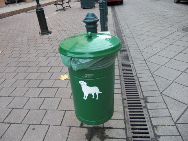 犬のフン専用ごみ箱。朝晩、犬の散歩している人も多いです。
