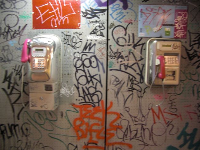 町中落書きがものすごい。世界遺産にも例外なく。