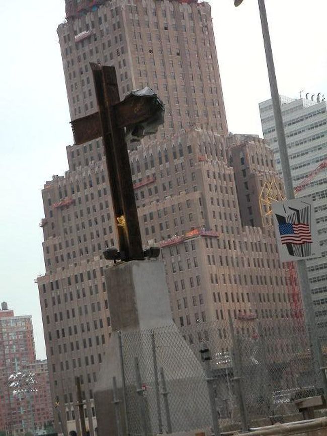 グラウンド・ゼロ<br /><br />テロから2年が経とうとしていましたが、現場はまだ悲惨な姿のまま。<br /><br />何も言えませんでした。胸が詰まりました。