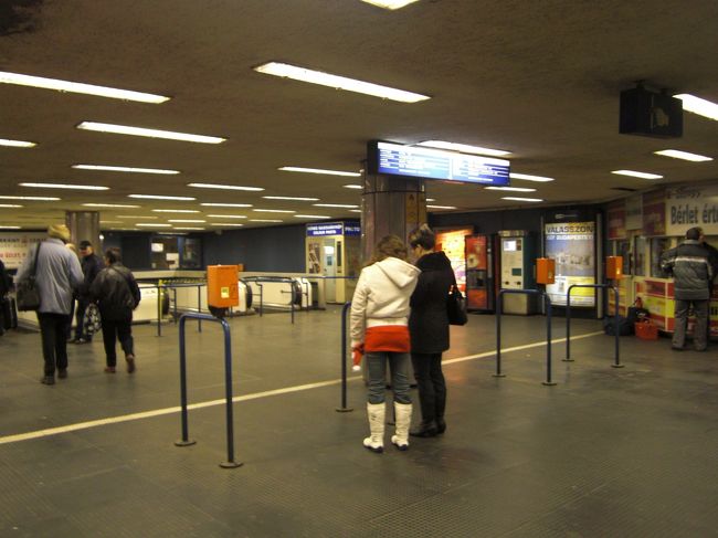 地下鉄には改札口などはなく、チケットを自発的に改札機に差込み刻印する。私は７日乗車券なので、改札不要。