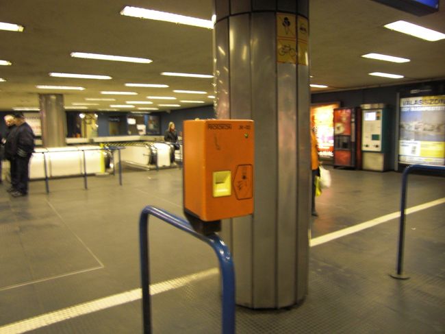 これが改札機。キセルもやすやす出来そうだが、エスカレーターの乗り口に検札官がいることがあって（通勤・帰宅ラッシュ時には人数が多いが、いつも調べるわけではないし、観光客はとくに目をつけられているみたい）キセルの罰金は高いらしい。検札官を撮影しようとしたら、怒られた。