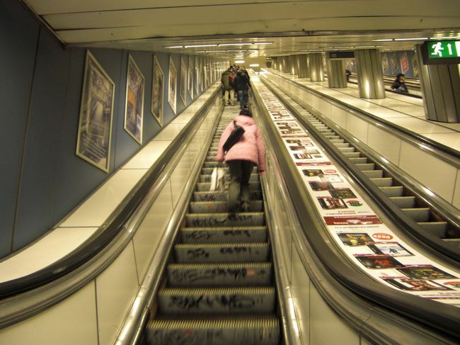 地下鉄のエスカレーターは長い！そして速い！荷物が大きい時は加速を付けて乗る。