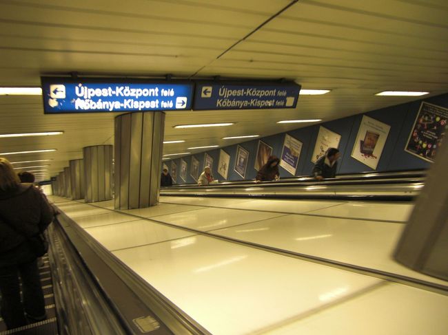 エスカレーターを降りるまでに、目的地の駅のある路線の終着駅を確認しておかねばなりません。ホームに降りてしまうと、表記がないの。通過予定駅の表記があるところもあるけど、字が小さくて見にくい。地下鉄の路線は３本あって、色分けされているので、とっても分かりやすい。