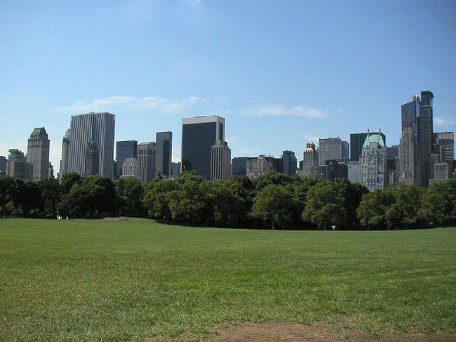 2003/7/20 Sun.<br /><br />セントラルパーク<br />ジョギングする人、サイクリングを楽しむ人、日光浴する人、ただのんびりする人、・・・。<br />大都会のド真ん中にある市民の憩いの場。<br />素敵な空間です。