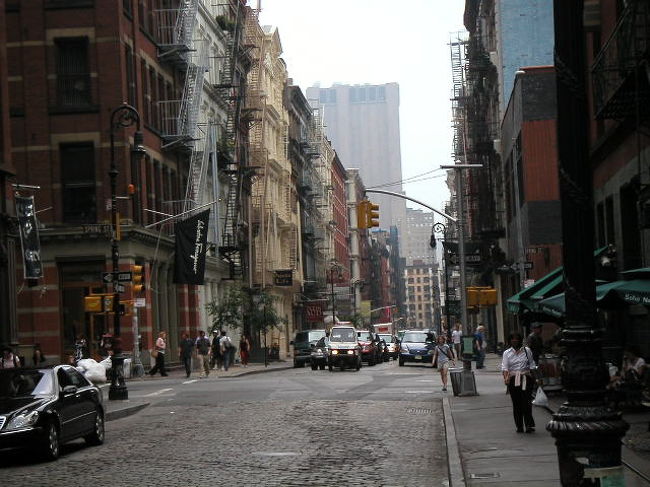 2003/7/22 Tue.<br /><br />SOHO地区<br />このあたりはNYの街中では珍しく、道も石畳でちょっとヨーロッパの雰囲気も感じました。<br /><br />オシャレなブランドショップが並んで・・・、というイメージを予想していましたが、地価の高騰もあり、ゴーストタウンっぽさも見え隠れ。
