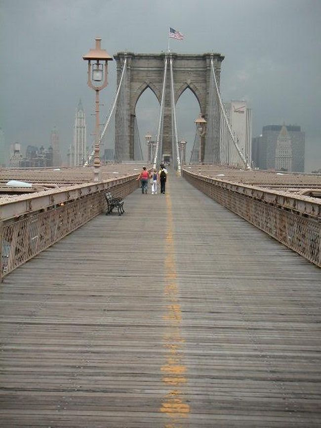 ブルックリンブリッジを歩いて渡ります。<br /><br />約30分かかりました。