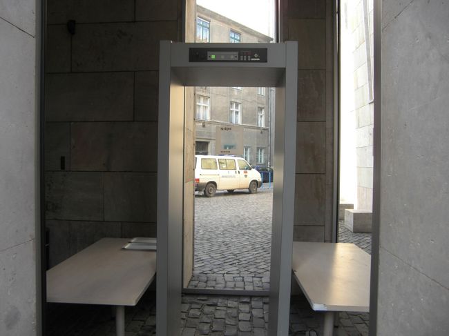 入り口ではボディーチェック。そういえば、博物館のすぐそばには警察車両が停まってました。ネオナチとか、そういう人を警戒しているのでしょうか？