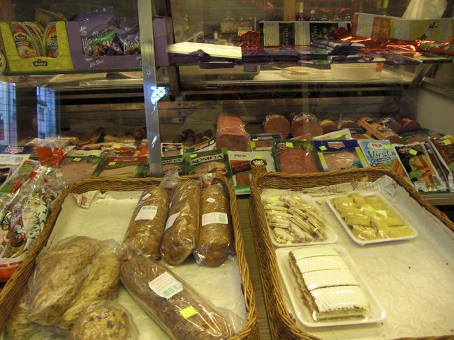 ちょっぴりブルーな気持ちで夕食の買い物に。ホテルの近くのスーパーで買い物。表記がマジャール語なので、炭酸なしの水を買うのに一苦労。一度は失敗しました。