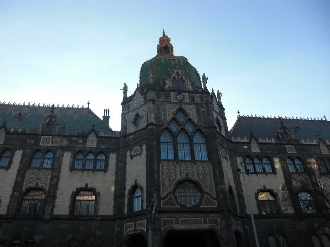 ホテルの近くに工芸美術館があります。この屋根が有名なジョルナイのタイル。