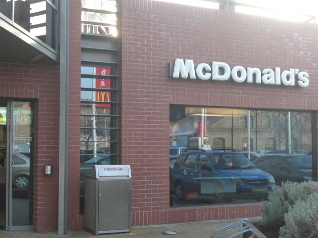 緊急事態が発生すると（つまり突然トイレに行きたくなった時）マクドナルドに入ります。ここのトイレはただなのです。