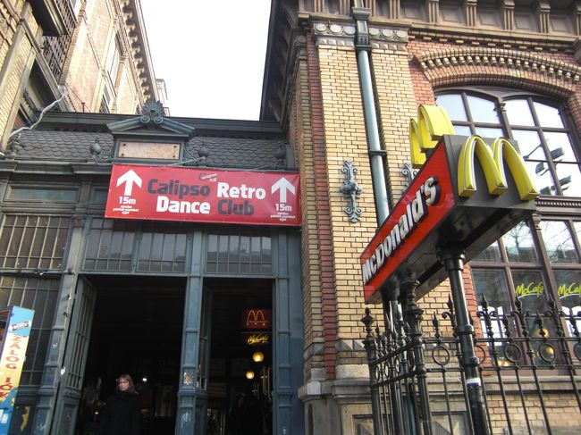 この横に、世界一豪華なマクドナルドが。