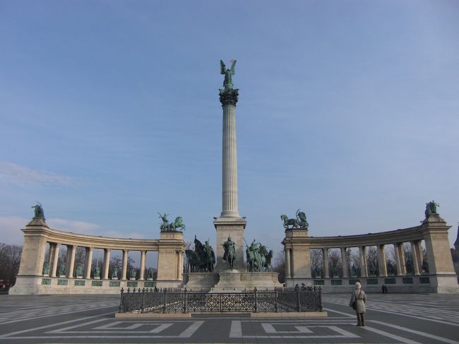 いよいよ英雄広場へ。あまりに大きいので写真で迫力を伝えられません。